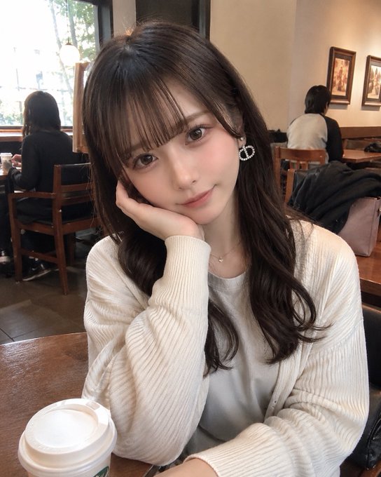 pschuahx's tweet photo. 男性のみなさんに質問です      
  こんな45歳と一緒に過ごせますか           

①無理    
 ②いける https://t.co/sXCDrqSyWI