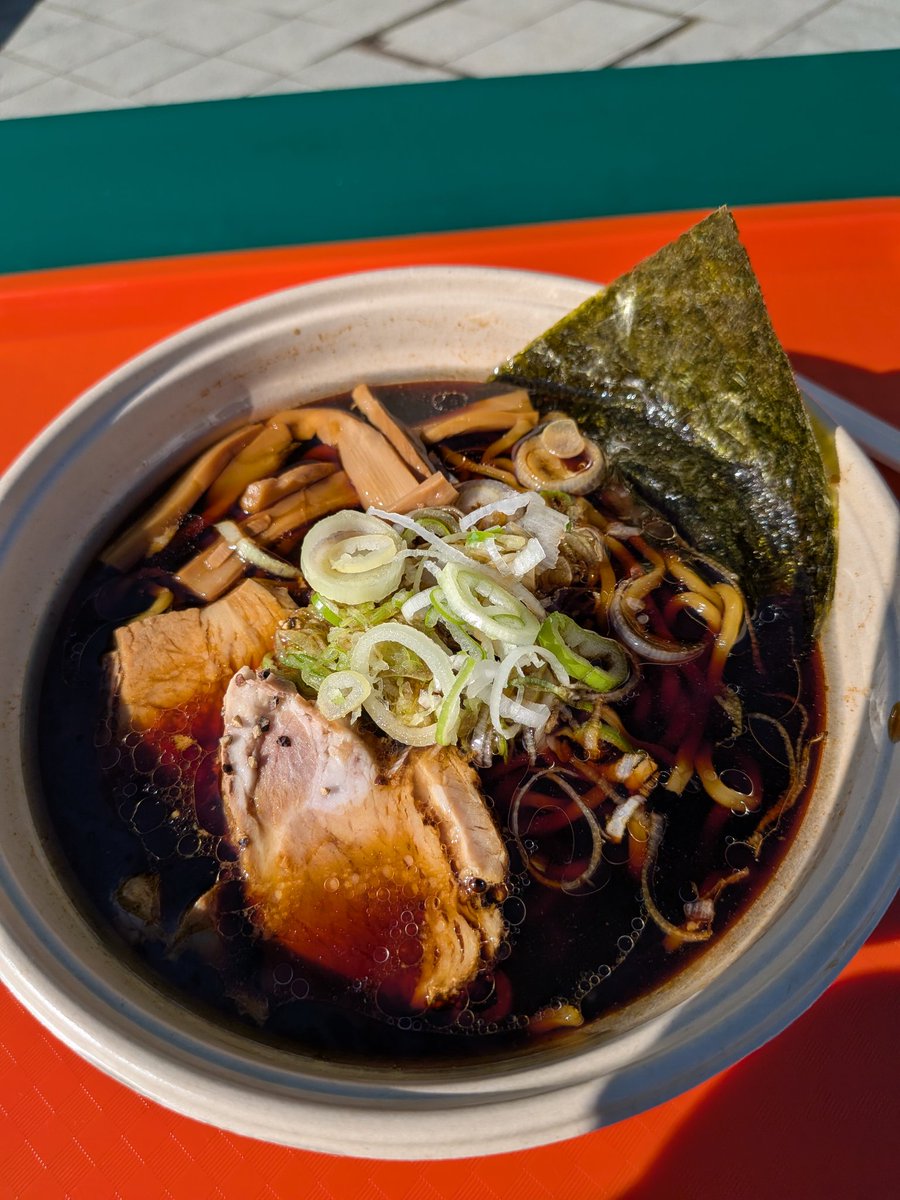 nabekichi01's tweet photo. 来たぜオータムフェスト2026！
麺屋　頂さんの醤油ラーメンと平取町の肉。
そして酒はやっぱりサッポロクラシック。これぞ正義！

さあ次はドコヘ行こう♪
(休みあるかな？) https://t.co/jaKJAppjqk