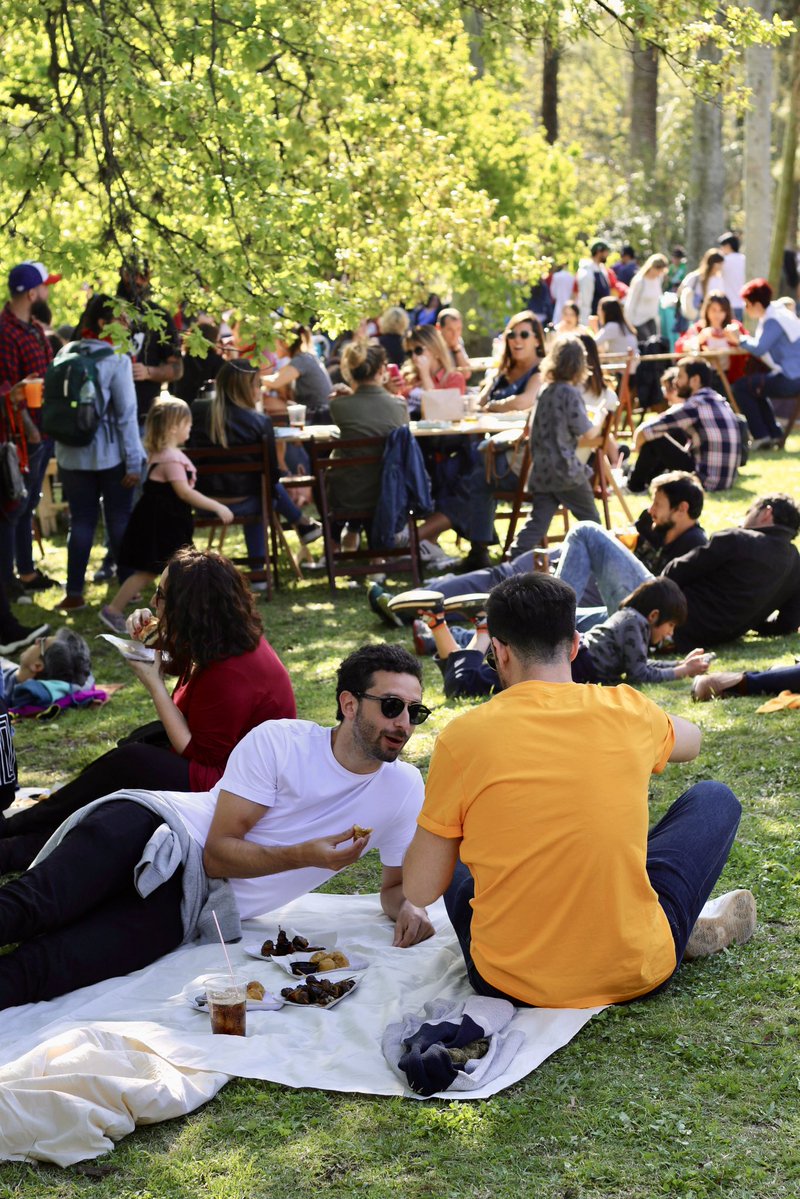 garage_gourmet's tweet photo. En unos días nos volvemos a encontrar para celebrar la nueva estación y ya estamos pensando en las cosas ricas que pondremos sobre el mantel. 🧺🌸 PICNIC DE PRIMAVERA, 25, 26 y 27 de setiembre en el Parque Rodó. 
¿Qué no puede faltar en un picnic? 🤔 https://t.co/fozP3OOxPZ