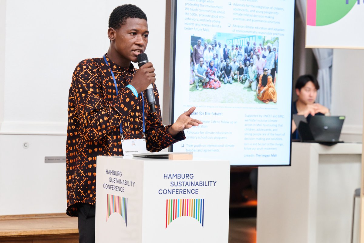 unicefmali's tweet photo. À 21 ans, Hama a porté la voix des jeunes du Mali à la 3ᵉ Conférence de Hambourg sur le développement durable. 

Jeune délégué de l’UNICEF Mali et membre de The Impact, il a participé aux échanges sur l’urgence climatique et le rôle des jeunes dans la construction des solutions de demain. 

Son message est clair : les jeunes ne doivent pas seulement protester, ils doivent aussi s’asseoir à la table des décisions. 

Se former, s’organiser et prendre part aux processus politiques : c’est ainsi que la jeunesse peut transformer son engagement en véritable pouvoir d’action. 

Cette participation s’inscrit dans le Partenariat pour la Résilience au Sahel, financé par la Coopération allemande @BMZ_Bund.