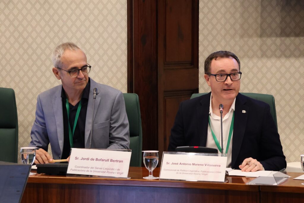 universitatURV's tweet photo. 🎓La #URV, en representació de la @xarxavives, porta al Parlament de Catalunya les conclusions del Fòrum Vives de política lingüística universitària per reforçar el català a la universitat.

👉https://t.co/Ed6jNBRoC4 https://t.co/vwLmvYjnE2