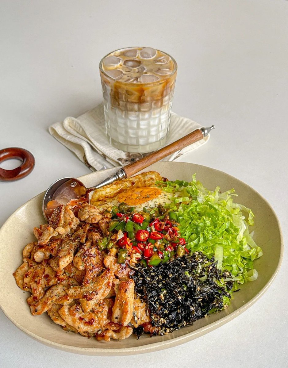 LisaSchmitt3's tweet photo. [Lunch break goodness  Grilled chicken, fresh veggies, and a drizzle of lemon herb dressing—fuel for the rest of the day!]， https://t.co/72ucL0GJ0j