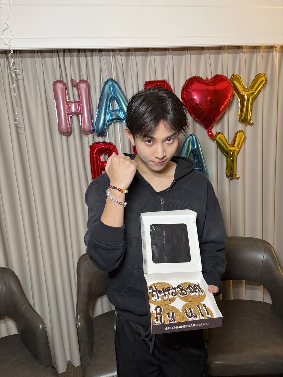 terjemahinRYUL's tweet photo. — weverse post
260918 Happy RYUL Day🎂

#률 #RYUL #롱샷 #LNGSHOT https://t.co/iPD2ikDwhd