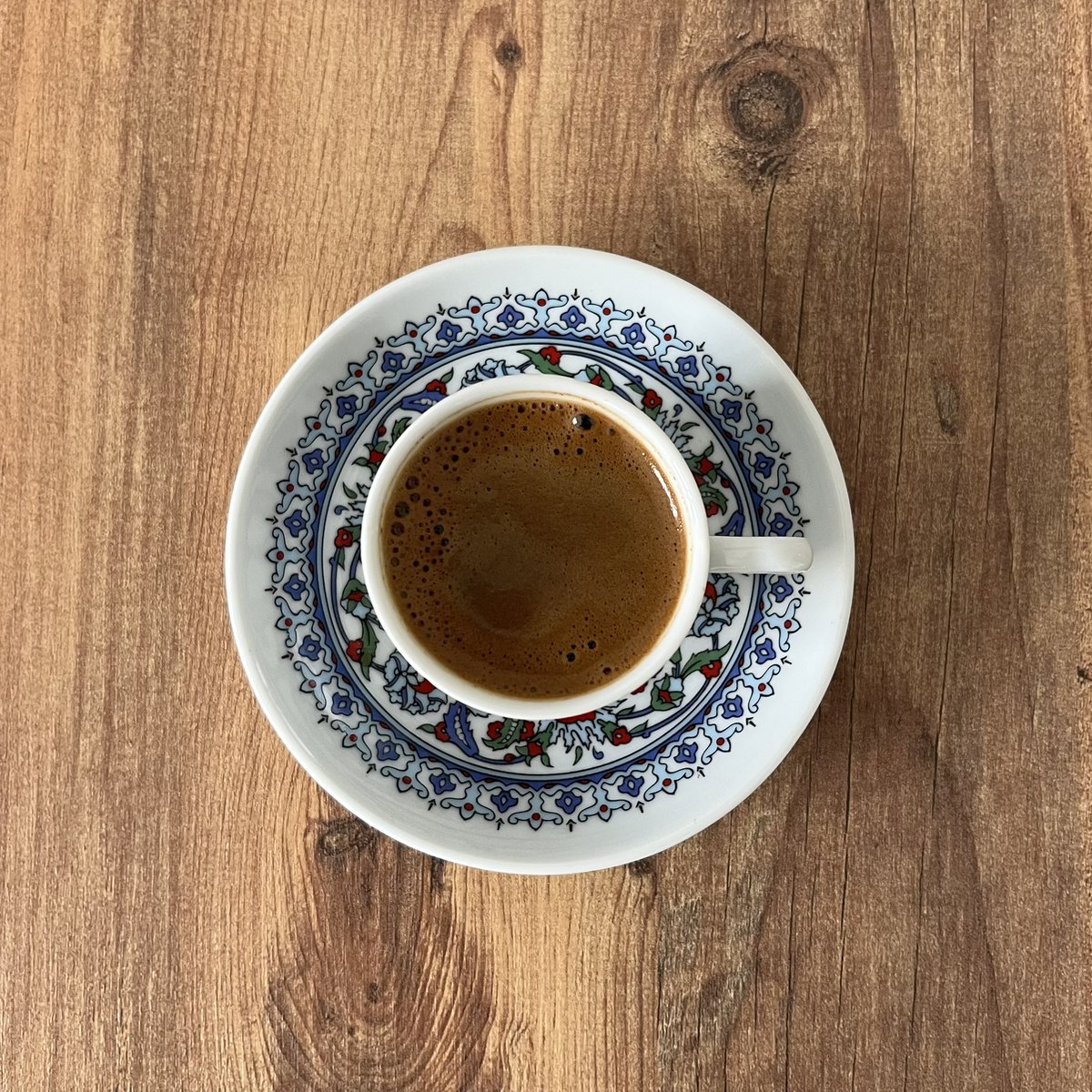euphoryashi's tweet photo. çini desenli fincanım ile türk kahvesi hayatımı daha yaşanabilir kıldı https://t.co/cVNCAczf0Y