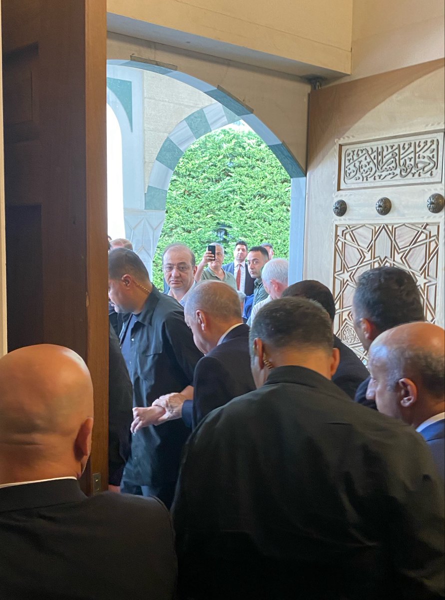 ettirkus's tweet photo. namazı cumhurbaşkanıyla eda ettik

yorumlarım; 

-korumalar her yerimizi aradı
-düşük faizli kredi talepleri iletildi
-mor kravat takmış
-sniper yoktu 
-arap kardeşler yoğun sevgi sözcükleri döktü https://t.co/17GcPbhJTq