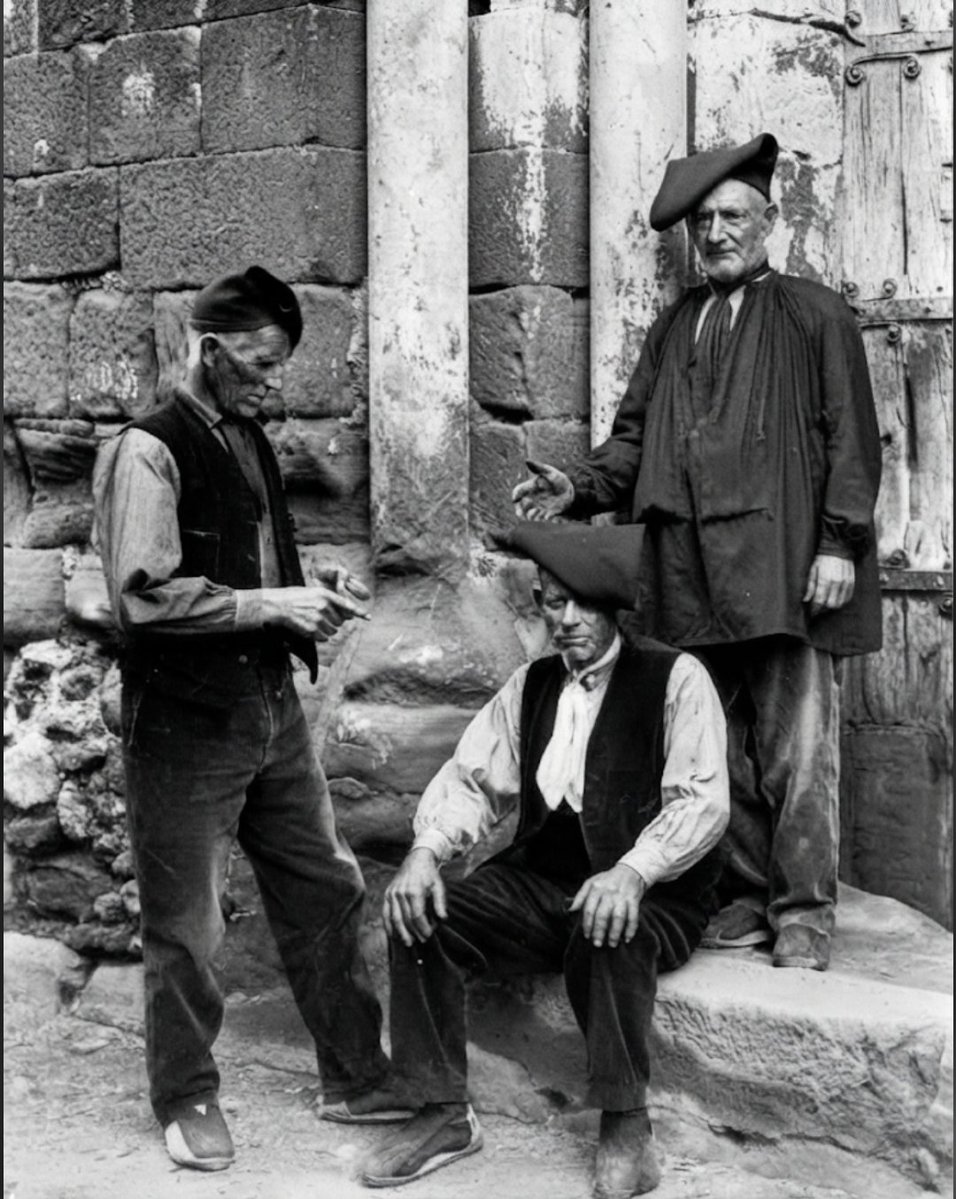 XaviBarbeta's tweet photo. Alcover, Alt Camp, 1920. Tres homes conversant amb la indumentaria tradicional i barretina.
📷 Adolf Mas i Ginestà
Font: Biblioteca Nacional d'Espanya https://t.co/jYTP7rSBRV
