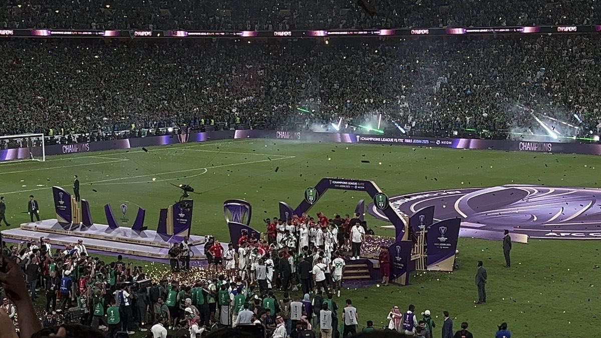 brla32's tweet photo. "وفي المملكة العربية السعودية يعرفون مقولة تاريخية تنسب لإبن القرية "لكل جوادٍ كبوة" لكن كبوة الأهلي لم تكن كأي كبوة، وهو ليس كأي جواد، بل هو من صفوة الجياد العربية الأصيلة " 😮‍💨😮‍💨😮‍💨😮‍💨😮‍💨😮‍💨😮‍💨💚💚💚💚💚 https://t.co/MOFYKI7Ll8