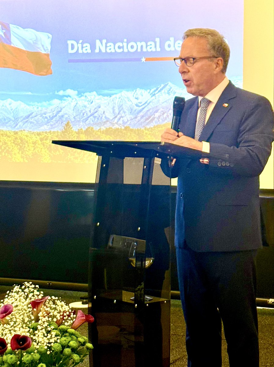 EmbChileNL's tweet photo. Contentos de celebrar nuestro Día Nacional con diplomáticos, representantes de OO.II y cortes internacionales, empresarios, académicos y chilenos residentes, y compartir nuestra cultura, identidad y tradiciones a través de los vinos, música y sabores de Chile.

¡Viva Chile! 🍷🇨🇱 https://t.co/IiWHyh8UI1