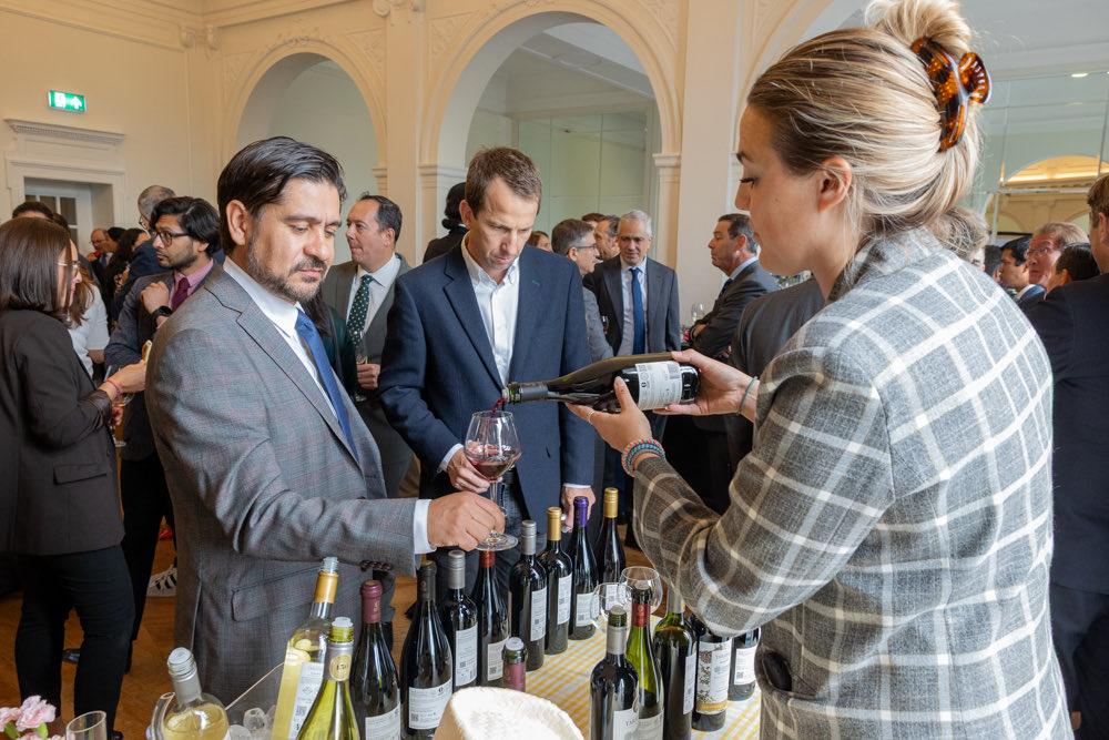 EmbChileNL's tweet photo. Contentos de celebrar nuestro Día Nacional con diplomáticos, representantes de OO.II y cortes internacionales, empresarios, académicos y chilenos residentes, y compartir nuestra cultura, identidad y tradiciones a través de los vinos, música y sabores de Chile.

¡Viva Chile! 🍷🇨🇱 https://t.co/IiWHyh8UI1