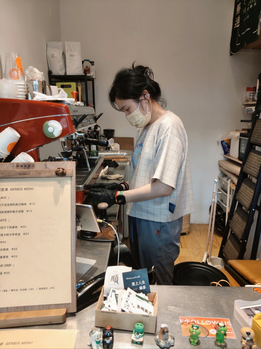 DarcelDiskce's tweet photo. Just spilled my coffee all over my laptop in a crowded café—stranger handed me a wipe and bought me a new one later. Restored my whole day, thank you kind soul!， https://t.co/GPBAwfG3L5