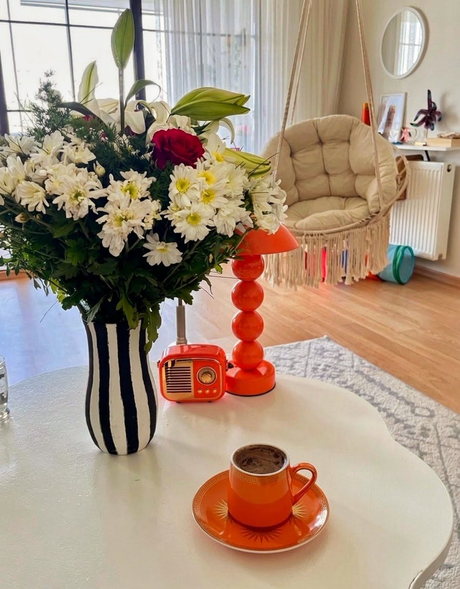bbambi26's tweet photo. Bir fincan kahve, biraz sonbahar bolca turuncu 🧡 https://t.co/eOCw5kmRCl