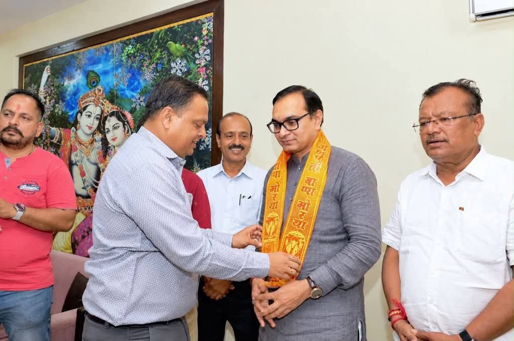 BJPStadiumWard's tweet photo. #latepost ગણેશ મહોત્સવના પાવન અવસરે આપણા સ્ટેડિયમ વોર્ડ પ્રમુખ શ્રી Priyank Gor ભાઈ ના નિવાસસ્થાને કર્ણાવતી મહાનગરના અધ્યક્ષ શ્રી @PrerakshahBJP ભાઈ, વિધાનસભાના ધારાસભ્ય શ્રી @iJitubhagat સાહેબ અને વોર્ડના મહામંત્રીશ્રીઓ, કાઉન્સિલરશ્રીઓ હાજર રહી દર્શન નો લ્હાવો લીધો. #Jayganesh https://t.co/1GAvzmaMkK
