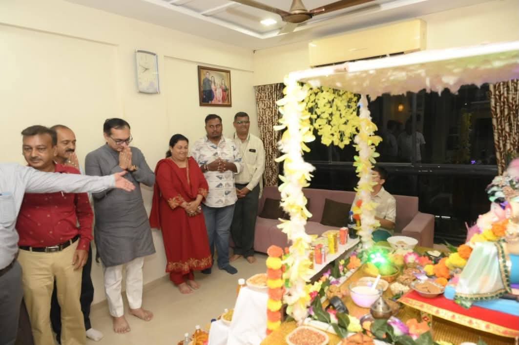 BJPStadiumWard's tweet photo. #latepost ગણેશ મહોત્સવના પાવન અવસરે આપણા સ્ટેડિયમ વોર્ડ પ્રમુખ શ્રી Priyank Gor ભાઈ ના નિવાસસ્થાને કર્ણાવતી મહાનગરના અધ્યક્ષ શ્રી @PrerakshahBJP ભાઈ, વિધાનસભાના ધારાસભ્ય શ્રી @iJitubhagat સાહેબ અને વોર્ડના મહામંત્રીશ્રીઓ, કાઉન્સિલરશ્રીઓ હાજર રહી દર્શન નો લ્હાવો લીધો. #Jayganesh https://t.co/1GAvzmaMkK