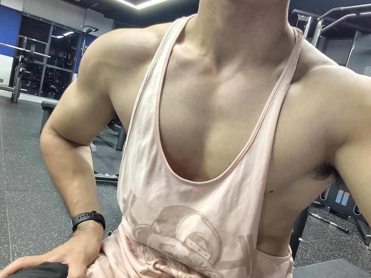 iceblackt197's tweet photo. 穿上衣服感觉背要更大一些！#宽肩窄腰 #倒三角  #健身  #毫无训练 https://t.co/jvhALpgbjU