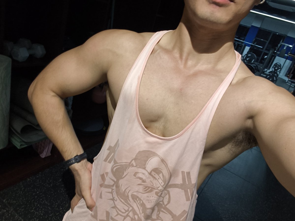 iceblackt197's tweet photo. 穿上衣服感觉背要更大一些！#宽肩窄腰 #倒三角  #健身  #毫无训练 https://t.co/jvhALpgbjU