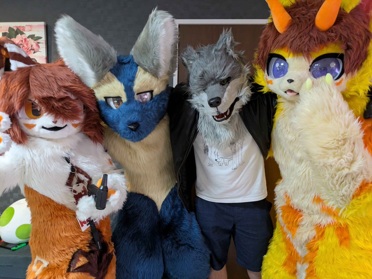 KaZ1_6's tweet photo. 合宿中でのフォーショット！
#FursuitsFriday

🤎@cafelatte_cats 
💙@trialoperation9 
🩶@tomakura_fur 
🧡@emiramiraowo 

📸@suddennnrrrain https://t.co/D1pRRiomxv