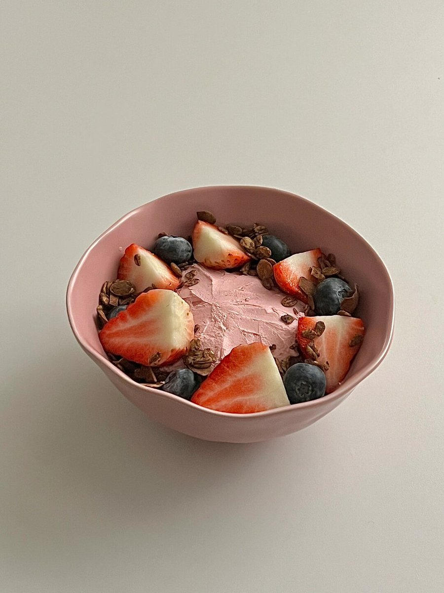 ElmiraKisamore's tweet photo. This wild blueberry granola has game-changing tang! Crunchy, lightly sweet, and packed with real berry bits—perfect for morning yogurt. 10/10 would stock up. https://t.co/TTCWjiNhpv