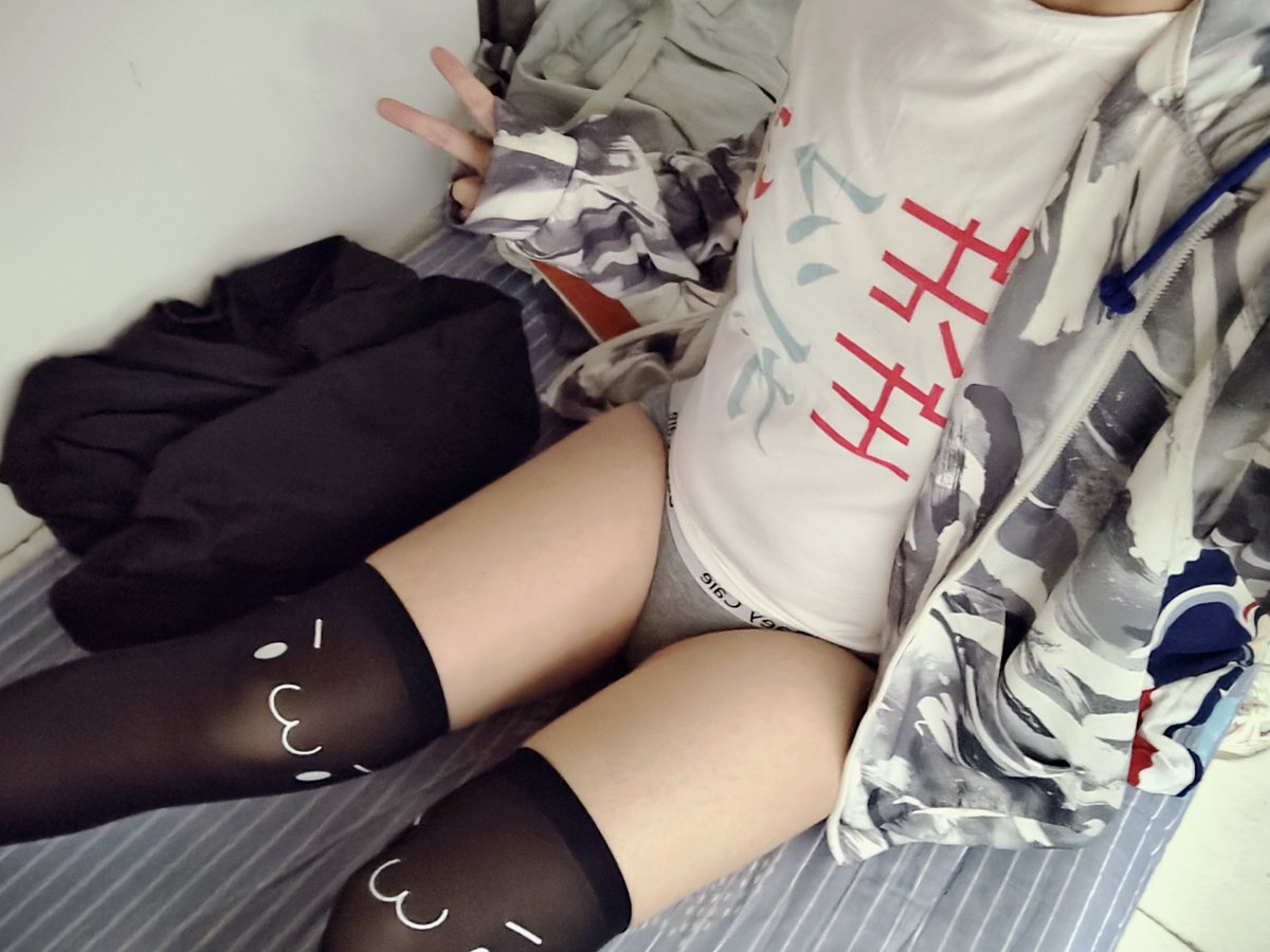 666hjc's tweet photo. 好喜欢这几张，感觉拍的好可爱
#男娘 #黑丝 #丝袜 https://t.co/XKZUiSDmEq