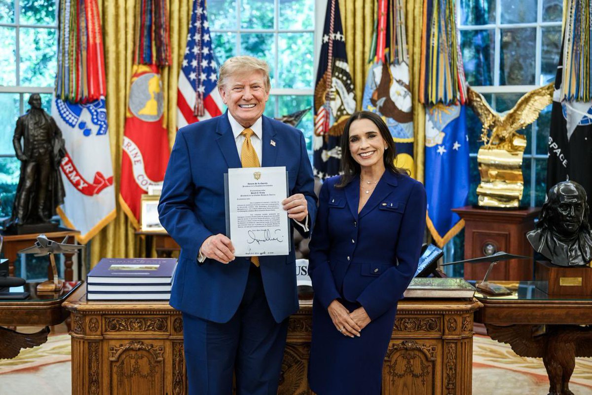kikecabralesCD's tweet photo. Nos engrandece como país tenerte como embajadora. Un encuentro con el presidente Trump @realDonaldTrump que marca un nuevo rumbo de cooperación y que, sin duda, fortalecerá la relación bilateral entre Colombia y Estados Unidos.  ¡Felicitaciones, Maria C! 🇨🇴🇺🇸 https://t.co/U6qqO5ZiFb