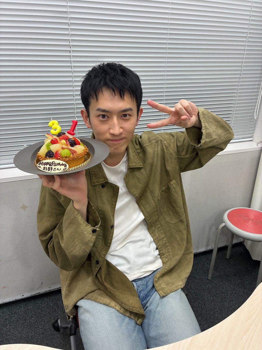 sugino_joqr's tweet photo. TopCoat LandとQloveRの生配信
ご視聴ありがとうございました。

生配信後に、
31歳のお誕生日をお祝いさせていただきました！

杉野さん　お誕生日おめでとうございます！！🍰

#杉野遥亮 の #ミッドナイトサンダル https://t.co/prOMcybuyB