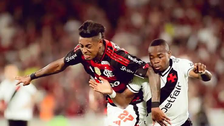 futtmais's tweet photo. 🚨 Vasco pretende usar o clássico contra o Flamengo no returno do Brasileirão para o "troco" em caso de não liberação do rival para o uso do Maracanã nas Copas do Brasil e Sul-Americana.

Em vez de jogar no Maracanã, o Vasco pensa em usar São Januário ou até levar o jogo para Manaus, com 90% da torcida vascaína, e 10% para o Flamengo, ignorando o acordo do ano passado que servia de base para os jogos entre as equipes no Maracanã.

🗞️ @diogodantas | @JornalOGlobo 
📸 Adriano Fontes/CRF