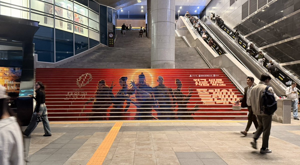roll2poll2's tweet photo. everywhere i go i see his face… 

seoul, korea🤘🏻

#thebloodofdawnwalker https://t.co/sj1olB86iS