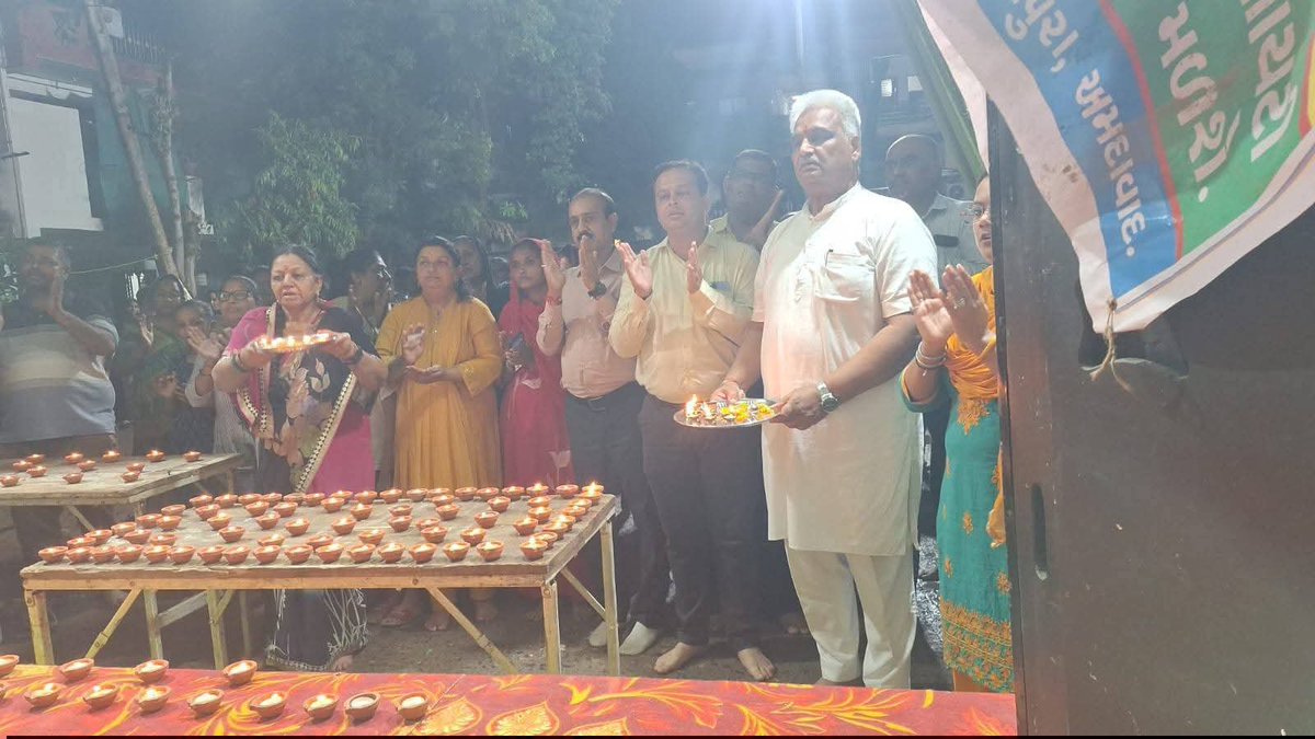 BJPStadiumWard's tweet photo. પ્રધાનમંત્રી શ્રી @narendramodi સાહેબના જન્મદિવસ નિમિત્તે સેવા અને સમર્પણનો પાવન ભાવ!
સ્ટેડિયમ વોર્ડ ખાતે સ્વામિનારાયણ મંદિર, શ્રીનાથ એપાર્ટમેન્ટ (સિદ્ધનાથ મહાદેવ મંદિર),સેક્ટર ૫(રામદેવપીર ટેકરા) ખાતે સ્થાનિક રહીશો અને કાર્યકર્તાઓ દ્વારા "આશીર્વાદનો દીવડો" પ્રજ્વલિત કરવામાં આવ્યો https://t.co/NRLDx7hUI8