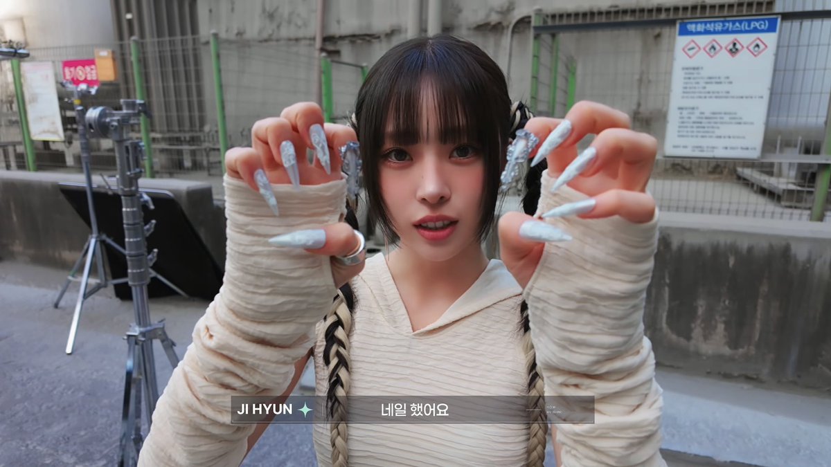 6mei_11's tweet photo. 고양이가 제작 네일을 보여주고 있어 https://t.co/T32zIinn9U