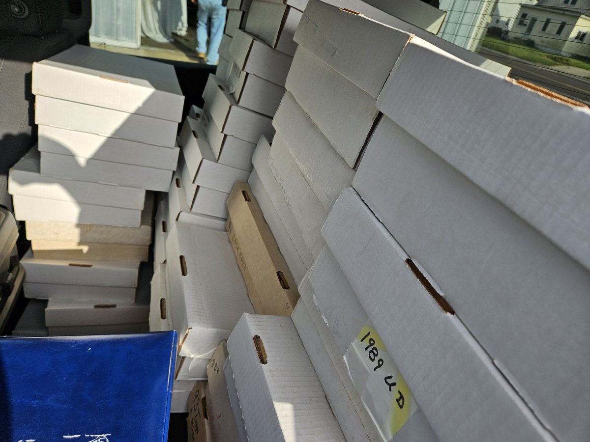 lrht23's tweet photo. Well it happened! I was able to haul all this in! @Get_BIG_Cards @JunkWaxHeroes @HeirloomSports @mikerizz33 https://t.co/ieeAMDsVLc