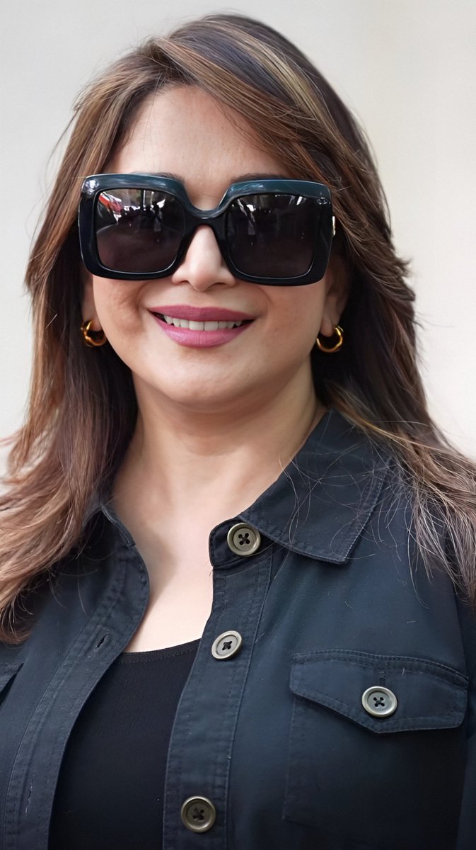 SoSweetMadhuriG's tweet photo. Uff sweet Madhuri Ji! 😭❤️ Glasses + that innocent smile = my heart officially gone! 🫠👑✨ Hayeee, you’re pure magic! 😘🤗❤🌹🙏 @MadhuriDixit
#MadhuriDixit  #MadhuriMagic 
#sweetsmile
#BollywoodQueen #ForeverQueen #MadhuriDixitFans https://t.co/8HwQiPUkQO