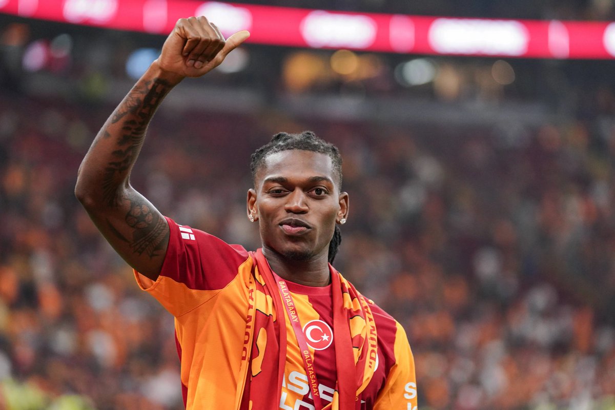 setentaeoito_'s tweet photo. Rafael Leão escolheu o dinheiro em detrimento do rendimento, e não surpreendeu ninguém. O que surpreende é a sua continuidade na Seleção Nacional quando pouco ou nada tem acrescentado nos últimos anos. 

Numa altura em que Flávio Gonçalves, Rodrigo Mora, Carlos Forbs e Geovany Quenda imploram pela oportunidade, a escolha passa por manter quem sempre lá esteve.

Nada muda, se nada mudar.