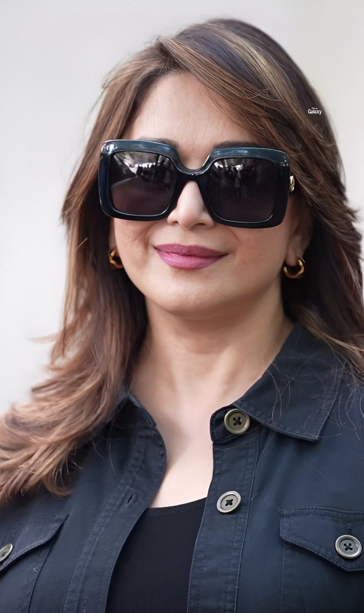 SoSweetMadhuriG's tweet photo. Uff sweet Madhuri Ji! 😭❤️ Glasses + that innocent smile = my heart officially gone! 🫠👑✨ Hayeee, you’re pure magic! 😘🤗❤🌹🙏 @MadhuriDixit
#MadhuriDixit  #MadhuriMagic 
#sweetsmile
#BollywoodQueen #ForeverQueen #MadhuriDixitFans https://t.co/8HwQiPUkQO