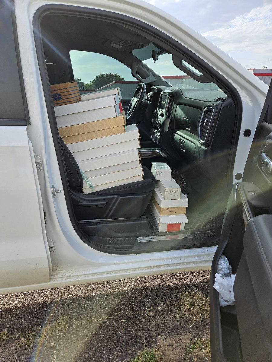 lrht23's tweet photo. Well it happened! I was able to haul all this in! @Get_BIG_Cards @JunkWaxHeroes @HeirloomSports @mikerizz33 https://t.co/ieeAMDsVLc