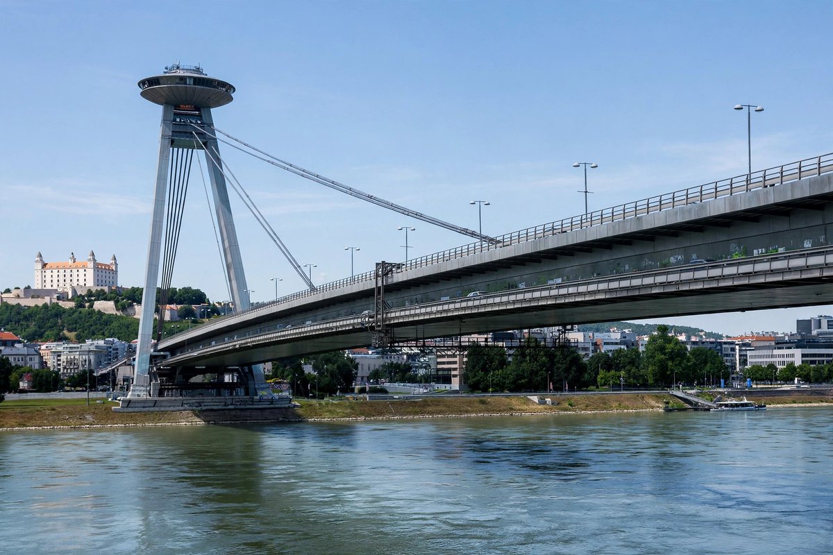 Tomassimeklc's tweet photo. Obed v oblakoch? Check! ☁️ UFO Tower je must-see v BA. Výhľad 10/10 #UFO #MostSNP #Bratislava #SlovakiaTravel #cityview https://t.co/4ToBeyElsP