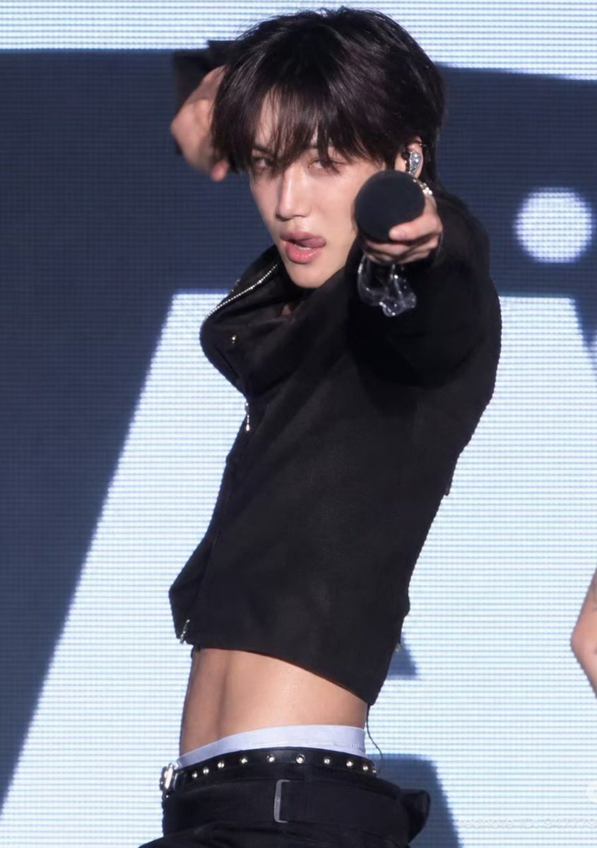 ninijojongin's tweet photo. LEMME GRAB THAT SNATCH WAIST OF YOURS JONGIN https://t.co/6ex7byd4rN