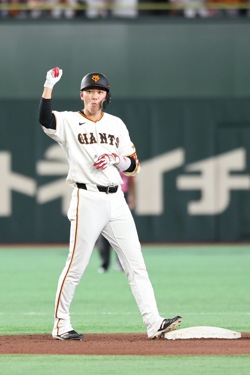 TokyoGiants's tweet photo. 【八回裏】巨人 0-0 中日

先頭の #坂本勇人 選手がフェンス直撃の二塁打を放つ👍

#長嶋茂雄 終身名誉監督を抜いて、プロ野球歴代単独9位となる通算2472安打となりました👏 https://t.co/b2VJOIfqZx
