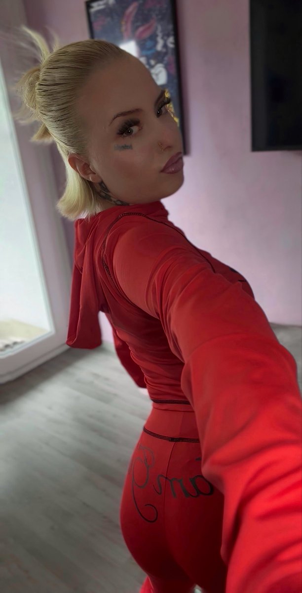 jillsCriib's tweet photo. 30 seconds later, I was naked🙂‍↔️ 
#germangirl #OF https://t.co/Smdx8w8rrE