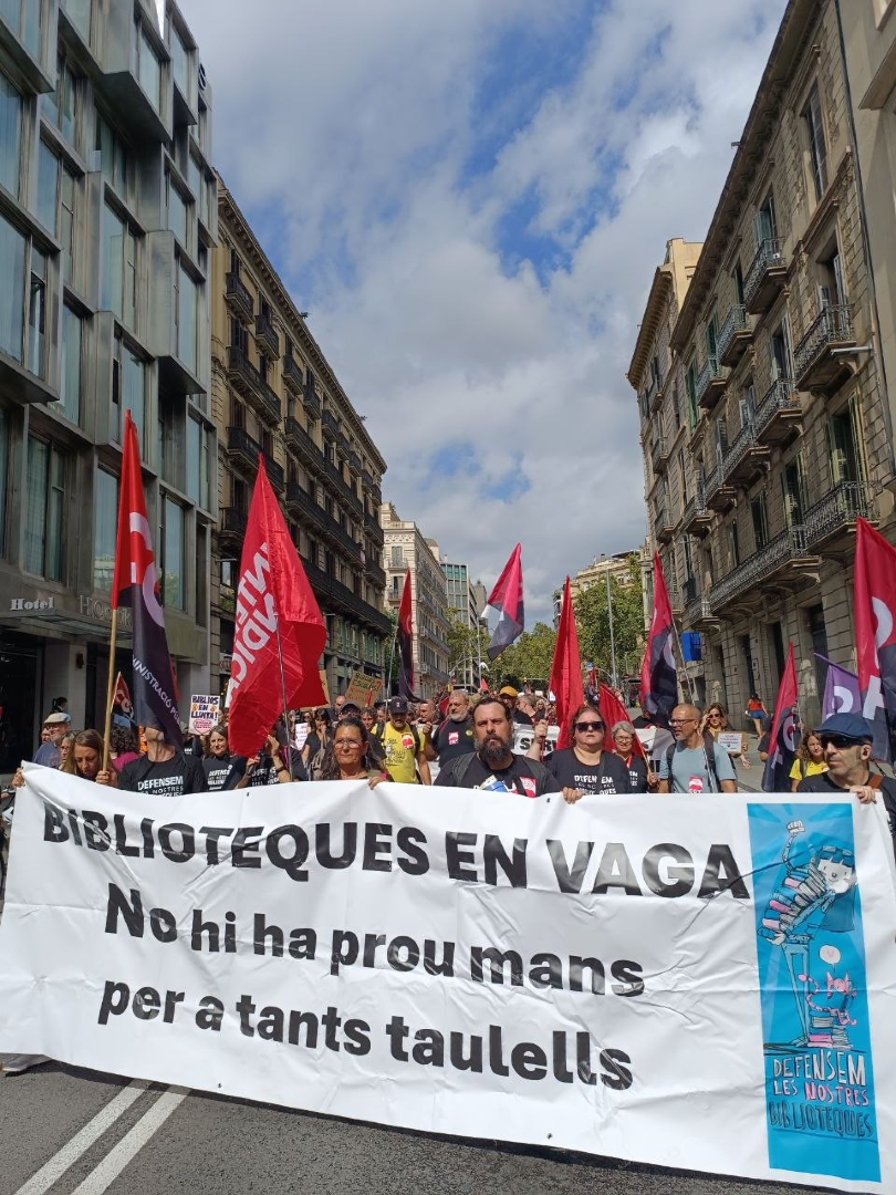 LaIntersindical's tweet photo. La lluita de les biblioteques continua! Treballadors i treballadores de les biblioteques de Catalunya surten al carrer en una manifestació unitària per reclamar condicions laborals dignes. https://t.co/KKRNlcVHKl