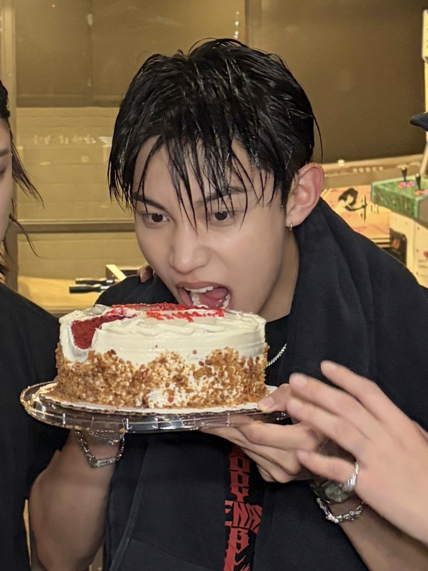 terjemahinRYUL's tweet photo. 우리 소중하고 사랑하는 김률💕 
생일 완전 추카포카✨🎂

#률 #RYUL #롱샷 #LNGSHOT https://t.co/hV8sDNxU5z