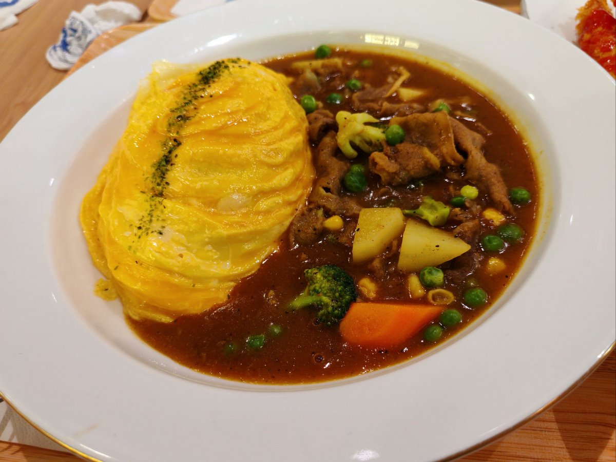 ettak348194's tweet photo. Made this fluffy Japanese-style omelet rice at home today! Filled with savory tomato fried rice and topped with runny egg yolk—cozy comfort food that’s way better than takeout. https://t.co/UDIds7Uwo9