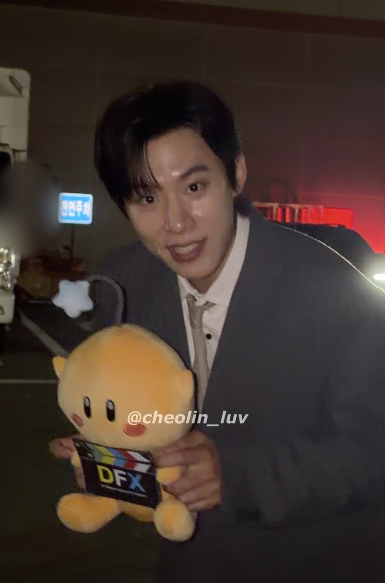 cheolin_luv's tweet photo. 260917 대전특수영상영화제 DFX OTT어워즈
 #김성철

꿈돌이와 함께 저벅저벅 걸어와서 휀걸들 카메라 하나씩 아이컨택 👀 https://t.co/ornbr7bSIs