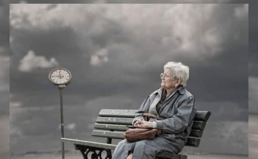KateriSeraphina's tweet photo. Ne me laisse pas seule dans ma vieillesse…
Non pas parce que je ne saurais être seule,
mais parce qu’il est une solitude que ni les livres, ni le silence ne comblent,
une solitude que le café, ni les chansons douces ne savent apaiser,
une solitude qui ne touche pas le corps,
mais l’âme.
J’aime mon espace, ma paix, mes instants à moi,
mais il est des après-midis où l’horloge devient ennemie,
et où l’écho de ma propre voix ne me répond que par un soupir.
Ne me laisse pas seule dans ma vieillesse.
Ne me prive pas d’une voix qui murmure mon prénom,
d’un rire qui me rappelle que je suis encore vivante,
d’un regard qui me reconnaît même lorsque mon visage aura changé.
Je ne parle pas d’un amour de couple,
je parle de présence…
de cette chaleur silencieuse qui n’a pas besoin de mots,
d’un « je suis là » qui vienne toucher mon cœur,
quand mon corps n’aura plus la force d’avancer.
De quelqu’un qui m’écoute répéter les mêmes histoires,
et qui, malgré tout, me regarde comme si c'était la première fois.
Ne me laisse pas seule dans ma vieillesse.
Reste un peu plus longtemps.
Même sans un mot.
Même si le jour est gris et que je suis plus silencieuse que d’habitude.
Même si tu ignores quoi me dire quand la nostalgie m’envahit,
quand mes yeux se remplissent de larmes pour des raisons que moi-même j’ignore.
Reste près de moi quand je deviendrai lente, maladroite ou entêtée.
Quand mes mains trembleront et que ma mémoire se brisera en éclats.
Quand je vivrai davantage dans mes souvenirs que dans mes journées.
Reste…
même si cela fait mal, même si cela épuise.
Ne me laisse pas seule dans ma vieillesse.
Je ne veux ni fêtes, ni fleurs, ni présents.
Je veux quelqu’un qui m’enlace sans hâte,
qui dépose sur moi une couverture sans que je le demande,
qui s’assoie à mes côtés pour regarder tomber le soir,
sans craindre le silence.
Car au fond,
je n’ai pas peur de vieillir…
j’ai peur de vieillir sans personne avec qui partager la paix.
Ne me laisse pas seule dans ma vieillesse.
Car seule de l’âme…
je ne pourrais pas. Cette solitude-là, je ne la supporterais pas.
 Autrice : © Milka MagTorre