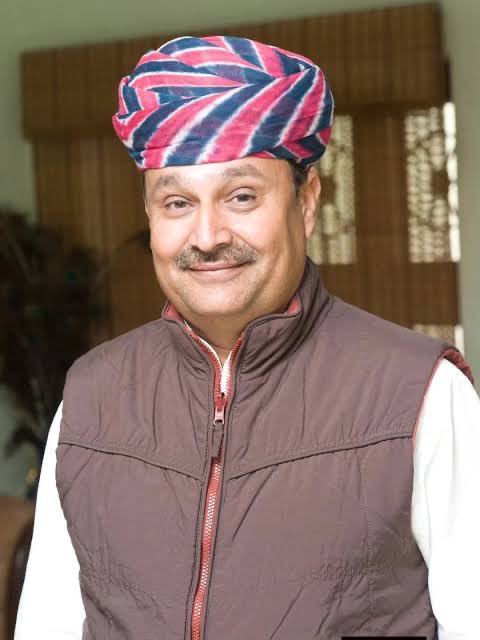 Kapil_Jyani_'s tweet photo. गजेंद्र सिंह शेखावत… vs.  करणसिंह उचियारडा…!!

किसी भी मानक पर खरा उतार लिजिये…

किसी भी कसौटी पर कस लिजिये…

करणसिंह उचियारडा जोधपुर के लिए एक बेहतर सांसद साबित होते…

लेकिन जोधपुर की जनता ने मोदी के नाम पर वोट देकर…

लगातार बारह साल से खुद को ठग रही हैं…!! https://t.co/nizKbV3A1a