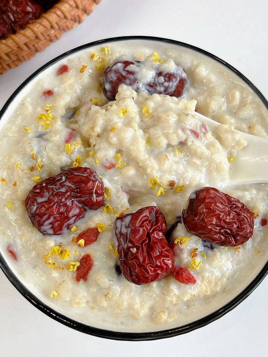 kikia836761's tweet photo. Enjoy a quick, cozy bowl of oatmeal with fresh berries and a sprinkle of almonds for a lazy morning! It’s warm, sweet, and totally satisfying.， https://t.co/QvnIJC93TL
