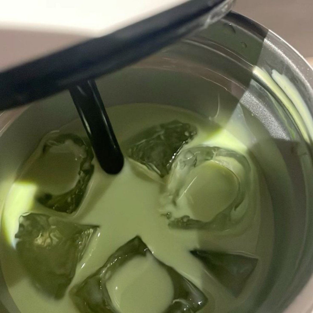 aquadreamt's tweet photo. PLS TERNYATA INI ENAK BANGET? ngematcha versi murah, creamy + manisnya passs🥹💗 https://t.co/oVTNy96vHh