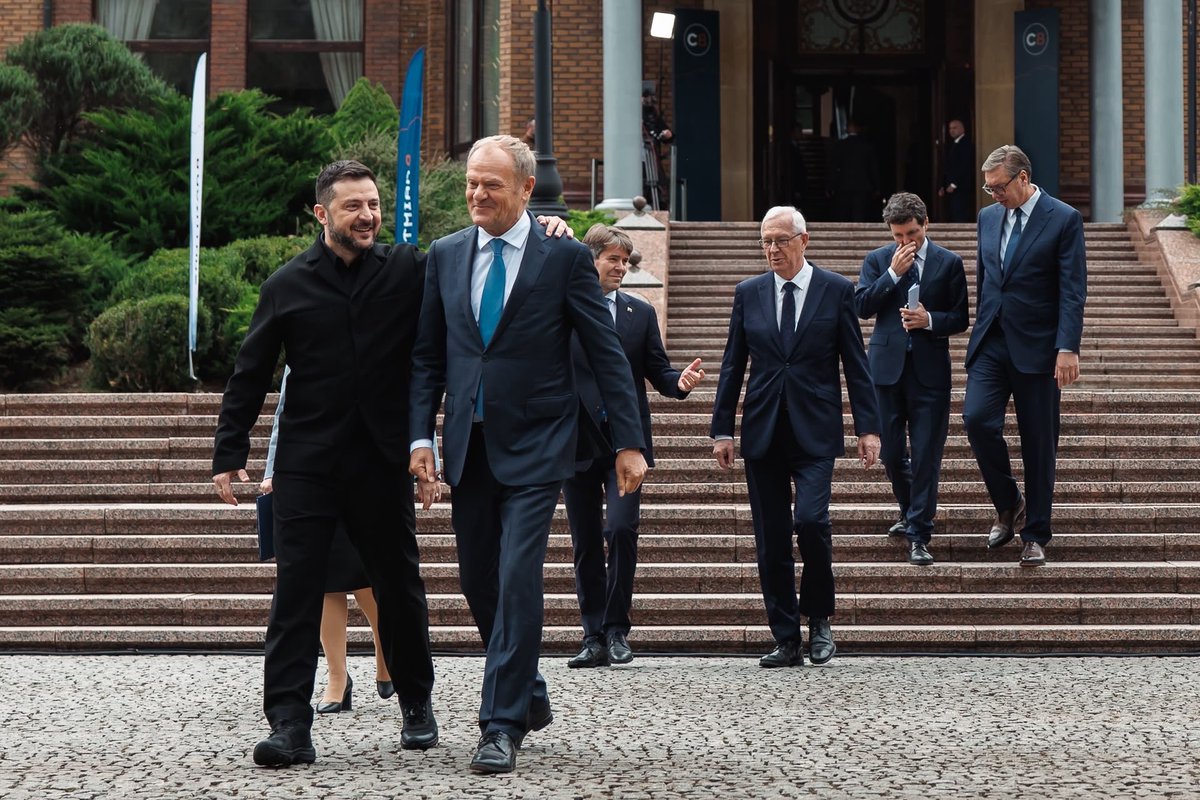 adamSzlapka's tweet photo. Premier @DonaldTusk jest dziś w Ukrainie. W czasach, w których to szczególnie potrzebne - idziemy ramię w ramię z naszymi sojusznikami. https://t.co/qC9kXMxqeB