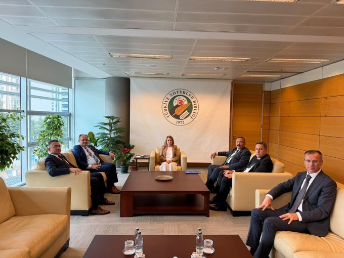 megahaberresmi's tweet photo. ERDİNÇ AVŞAR’DAN TÜRKİYE NOTERLER BİRLİĞİ’NE ZİYARET

Hukuk İşleri Genel Müdürü Erdinç Avşar, Türkiye Noterler Birliği Başkanı Fulya Uysal Güler ve Genel Sekreter Mehmet Yılmaz’a hayırlı olsun ziyaretinde bulundu.

@Higm_Adalet @NoterlerBirligi https://t.co/4D9Qm3xGYY https://t.co/FDYMmelxrf