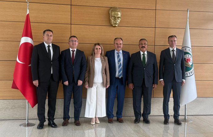 megahaberresmi's tweet photo. ERDİNÇ AVŞAR’DAN TÜRKİYE NOTERLER BİRLİĞİ’NE ZİYARET

Hukuk İşleri Genel Müdürü Erdinç Avşar, Türkiye Noterler Birliği Başkanı Fulya Uysal Güler ve Genel Sekreter Mehmet Yılmaz’a hayırlı olsun ziyaretinde bulundu.

@Higm_Adalet @NoterlerBirligi https://t.co/4D9Qm3xGYY https://t.co/FDYMmelxrf