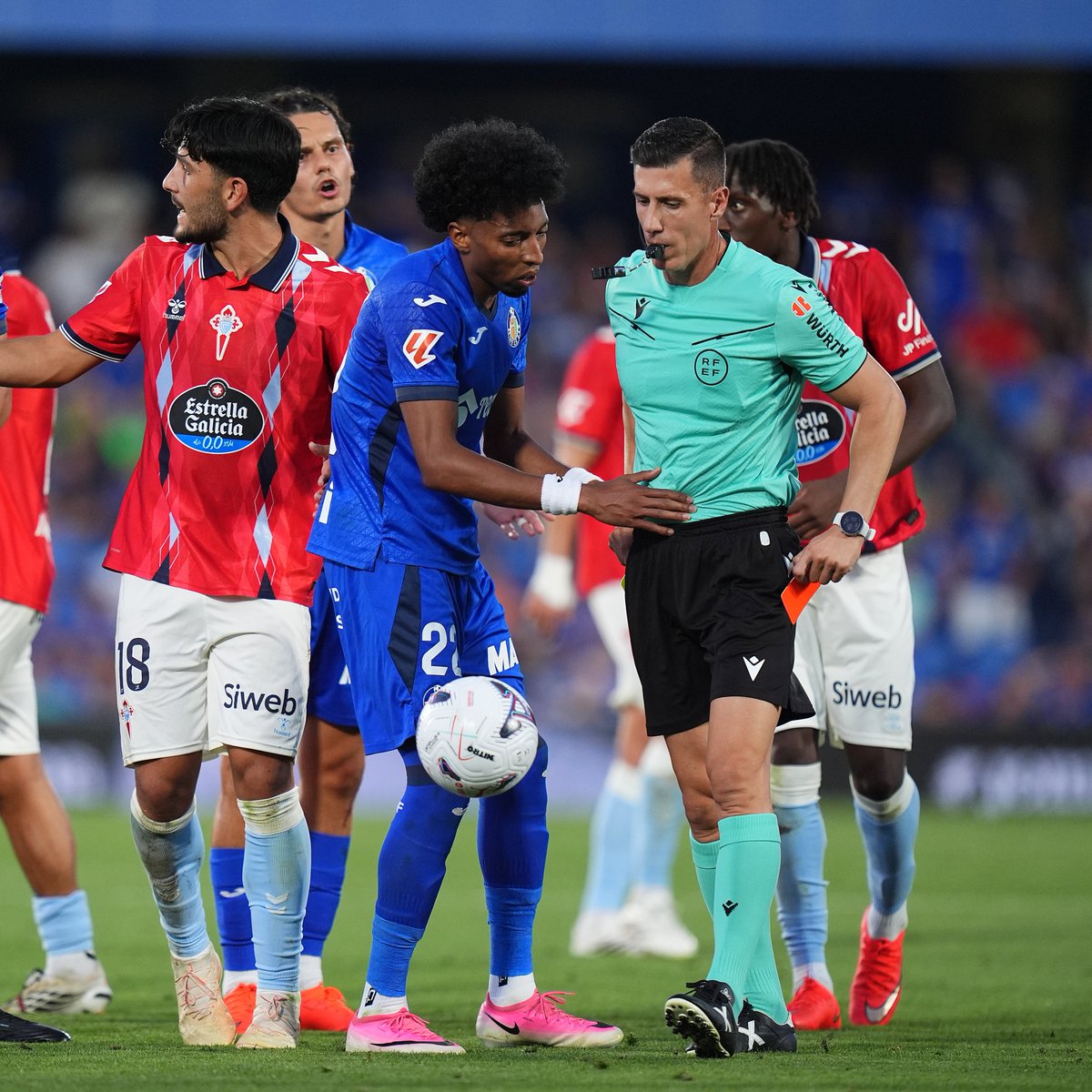 AlvaroRamos00's tweet photo. ⚠️📊 El doble rasero que asfixia al Getafe:

➜ Recibe una tarjeta amarilla cada 5,4 faltas (la media está en 6).

➜ Recibe una tarjeta roja cada 29 faltas (la media está en 98, casi 4 veces más rápido).

➜ Ha recibido 78 faltas en lo que va de competición (la media está en 69).

➜ Ha recibido tarjeta roja o penalti en contra en 5 de las 6 jornadas de LaLiga que se han disputado.

Ya no se trata de discutir un fuera de juego milimétrico; se trata de exigir respeto, equidad y que los árbitros de LaLiga dejen de mirar al Getafe a través de la lente de un prejuicio que los propios datos oficiales han demostrado que es falso. @diarioas