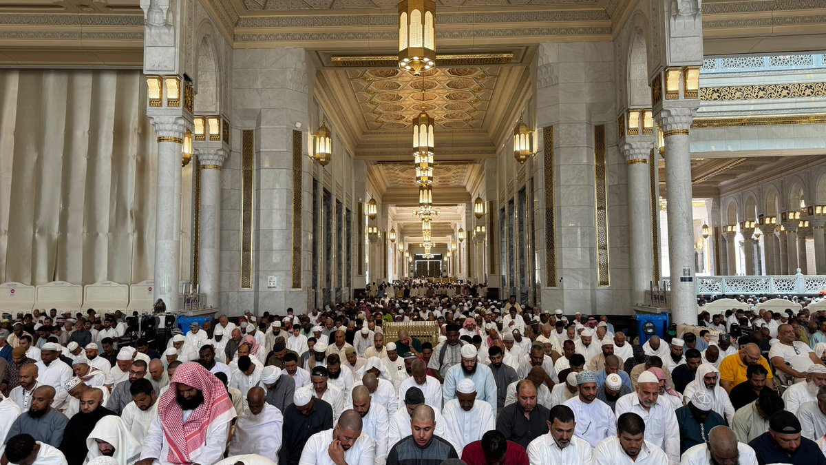 makkahregion's tweet photo. #صور
 جموع المصلين في #المسجد_الحرام
يؤدون صلاة #الجمعة
وسط منظومة متكاملة من الخدمات
.
#إمارة_مكة https://t.co/Ro0H9FsNch